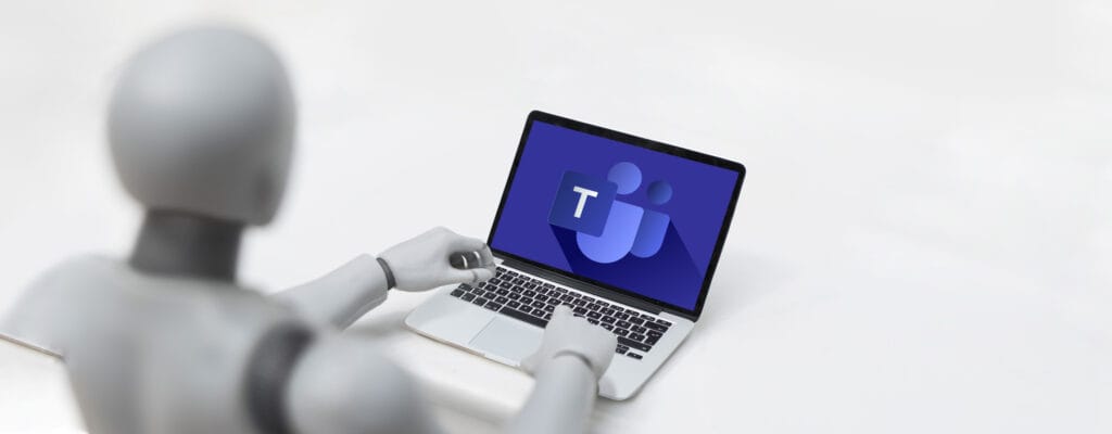 Titelbild für Blogbeitrag zu Bots in Teams: Roboter sitzt an einem Notebook mit Teams aufgeschaltet