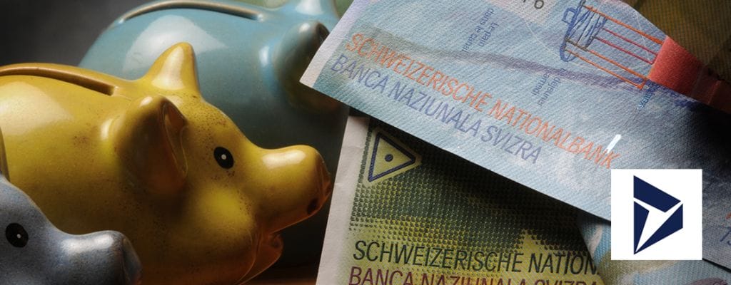 Ein Sparschwein sitzt neben einem Stapel Banknoten, die Ersparnisse darstellen.