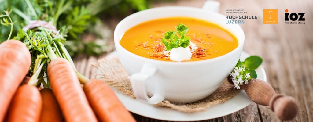 Eine Tasse Suppe mit Karotten und Kräutern ist perfekt für ein Rückblick-Treffen oder einen Event in der CRM Community Schweiz.