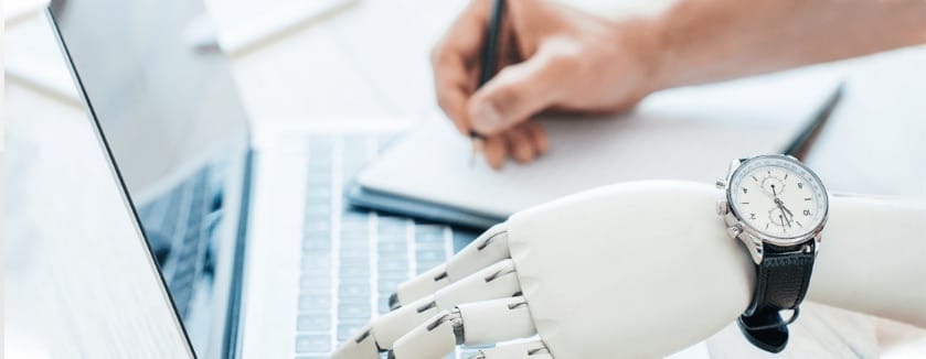 Titelbild für Blogbeitrag: Roboterhand und menschliche Hand arbeiten gemeinsam