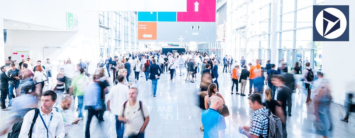 Ein verschwommenes Bild von Menschen, die durch einen Flughafen laufen, aufgenommen während einer Veranstaltung für Dynamics 365, und zeigt die Schnittstelle zwischen Eventmanagement und Marketing.