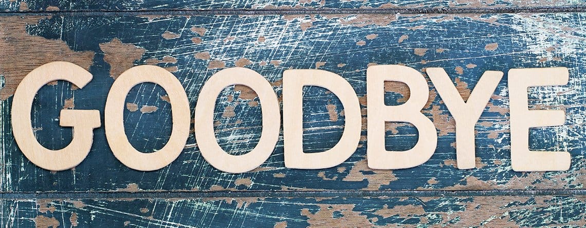 Ein Holzschild mit dem Wort „Auf Wiedersehen“ darauf, perfekt zur Dekoration Ihres Büros oder Zuhauses.