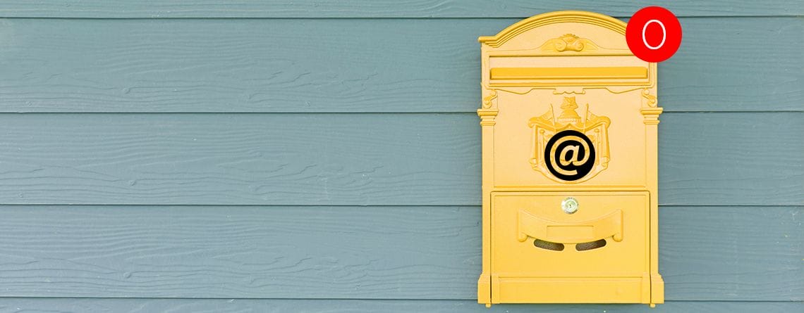 Ein gelber Briefkasten an einer blauen Wand, der die Effizienz von Inbox Zero darstellt.