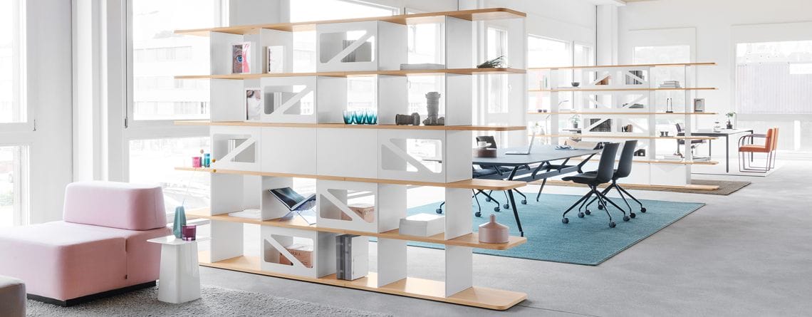 Ein weiß-rosa Büro mit Bücherregalen und Stühlen, entworfen von Lista Office LO.